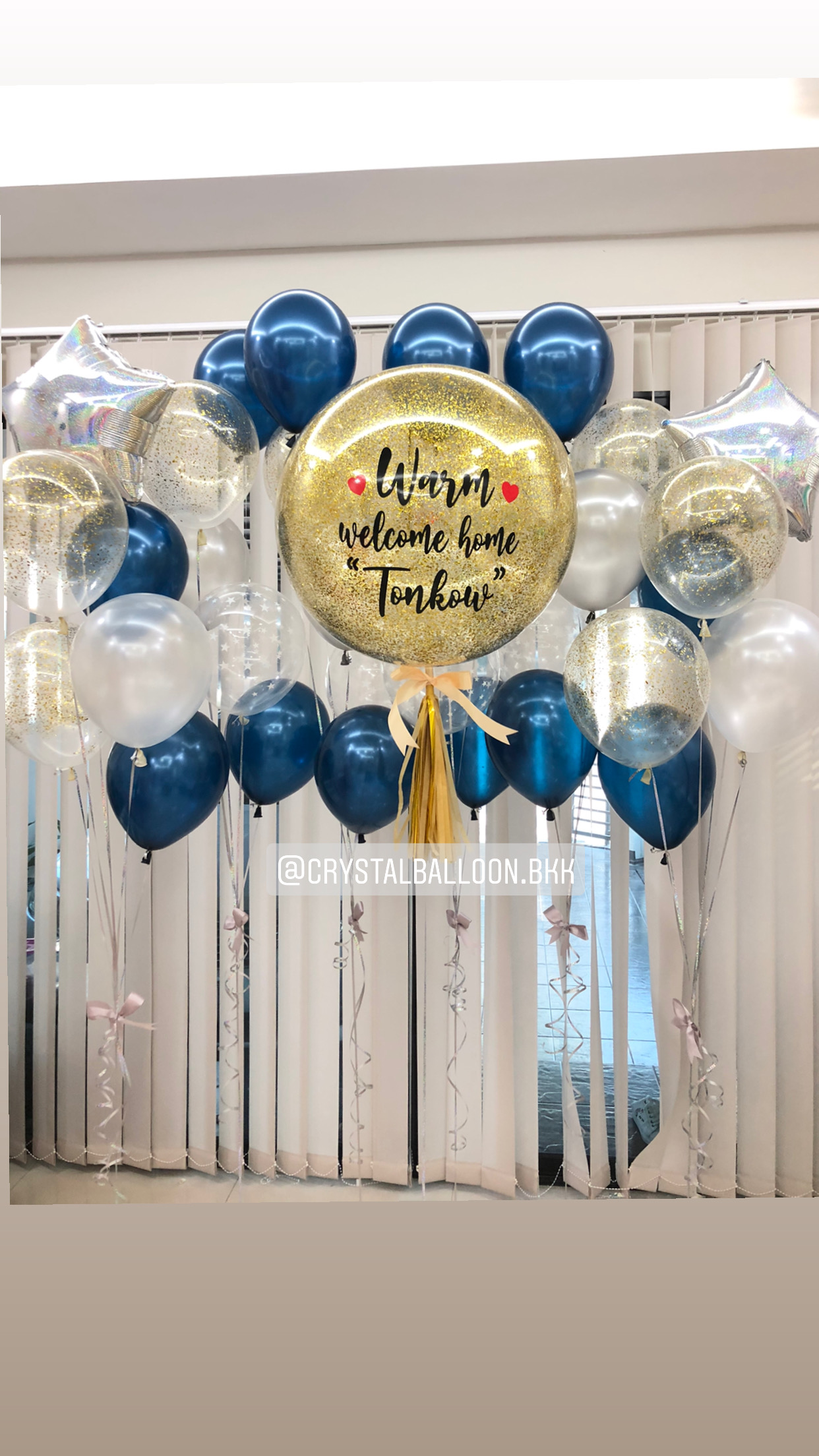 ลูกโป่ง Warm Welcome Home Bubble ขนาด 24" ต้อนรับกลับบ้านอย่างอบอุ่น ด้วยโทนสี Dark Blue-Gold พร้อมตกแต่ง ช่อลูกโป่ง 6 ช่อ สามารถเปลี่ยนสีลูกโป่ง/เปลี่ยนสี-ฟอยล์ตกแต่ง/เปลี่ยนข้อความ/ขนาดได้