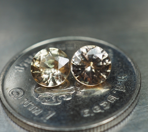 เพทายกัมพูชา 2 กะรัต 2 ชิ้นสีน้ำตาลอ่อน (0938)