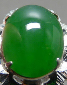 หยกพม่า jadeite หรือ jade สีเขียวเข้มกลางๆ เนื้อน้ำผึ้งปนเทียน สะอาดผิวเนียนสวย ขนาด 9.60x7.62x3.53mm. นน. 2.01 ct. ราคาโทรถาม