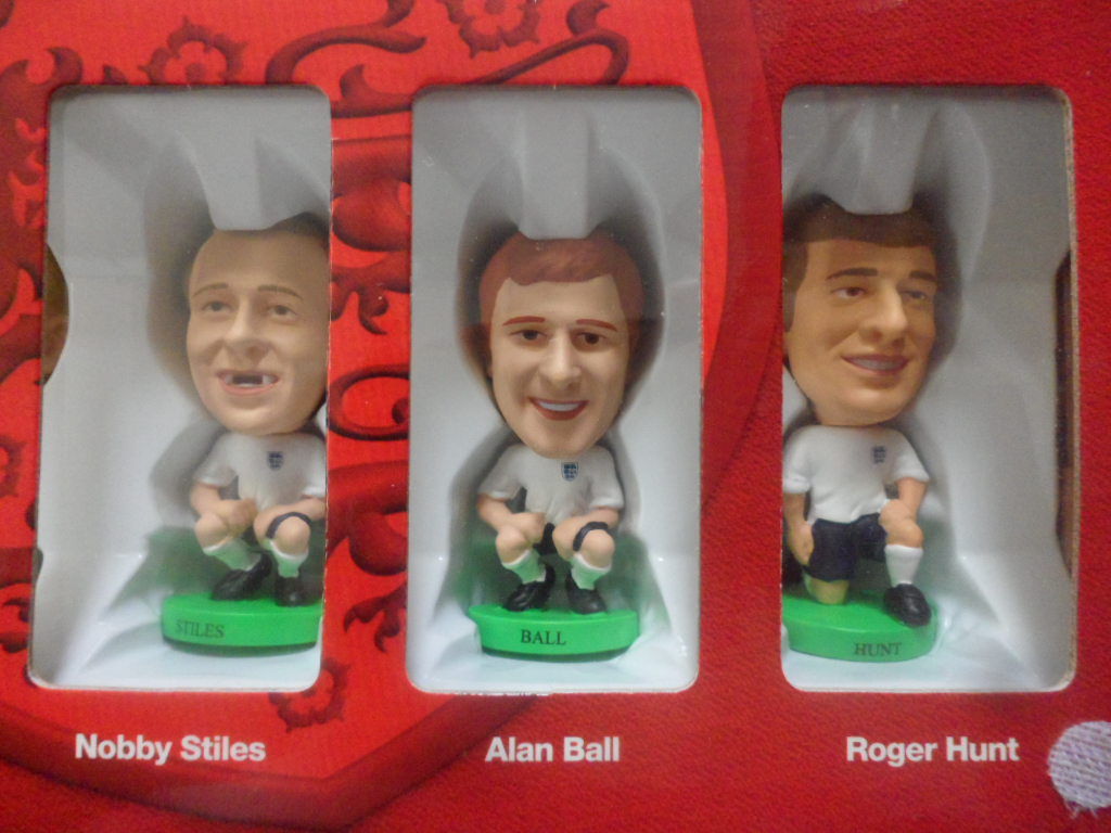 ตุ๊กตาโมเดลนักฟุตบอล ทีมแพ็ค 12x ทีมชาติอังกฤษ โครินเธียน โปรสตาร์ World Cup 1966 Champions Fan Favorites พร้อมลายเซ็น จ.เฮิร์สต์ และ จ.กรีฟส์ ใหม่ / 12x ENGLAND National Football Team Corinthian ProStars Football Figure Team Pack World Cup 1966 Champions
