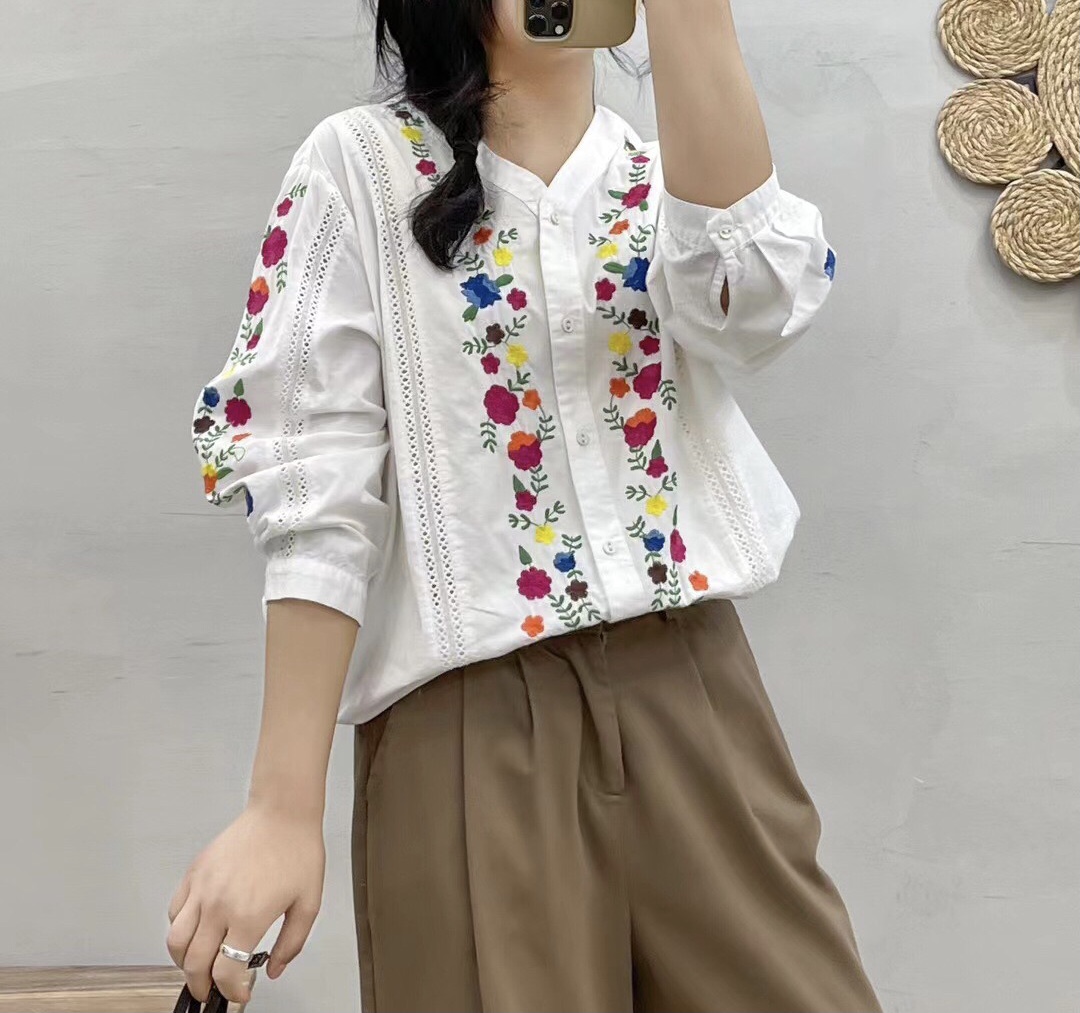 เสื้อคอวีผ้าฝ้ายลายปักแต่งลูกไม้