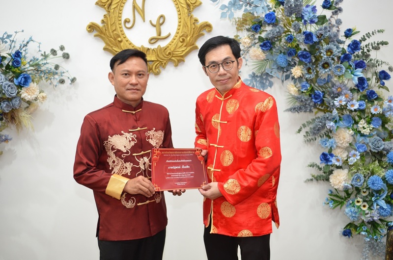 พร้อมส่ง (สินค้าตัวโชว์) เสื้อจีน ชาย เสื้อคอจีน ผ้าไหมจีน สีแดง ปักลายมังกร