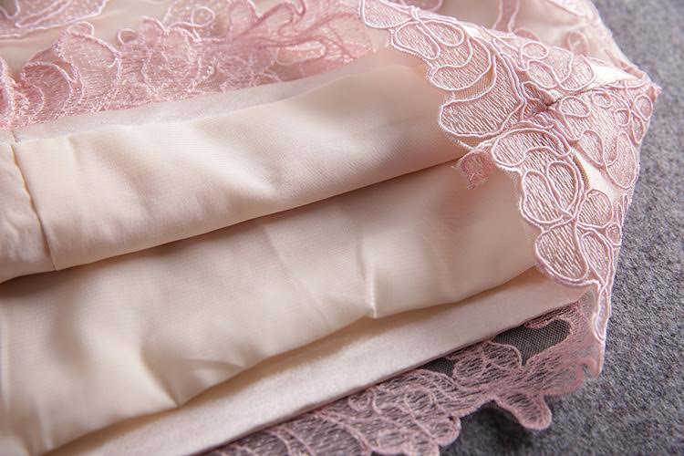 พร้อมเช่า ชุดเดรสสั้น/ชุดออกงาน สีชมพู เข้ารูปแขนยาว ตัดเย็บปราณีต ลูกไม้ทั้งชุด (ซิปหลัง)