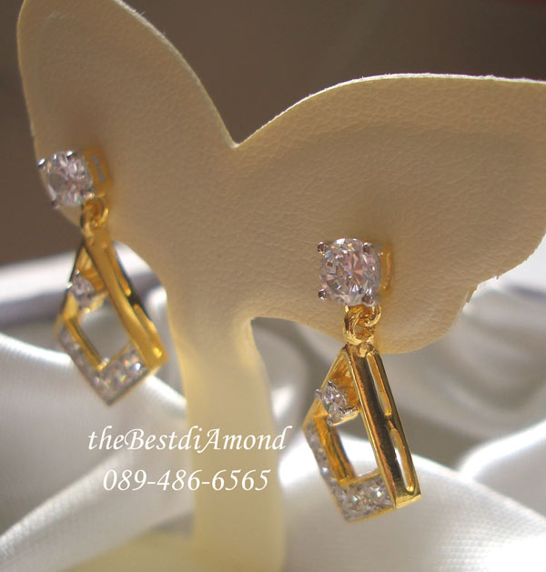 BE425++ต่างหูระย้ารูปข้ามหลามตัด++เป็นแบบห้อยตุ้งติ้ง สวยน่ารัก งานเหมือนจริงเลยค่ะส่วนตุ้งติ้งทำเป็นรูปหยดน้ำ ฝังแบบจิกไข่ปลา งานระยิบระยับ สวยมาก