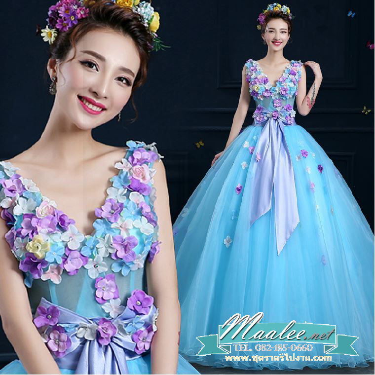 พร้อมเช่า ชุดแฟนซียาว แบบแขนกุด กระโปรงผ้าแก้ว ช่วงบนเป็นผ้าตาข่าย แซมด้วยดอกและผูกโบว์ช่วงเอว สวยมาก สีฟ้า (เชือกผูกหลัง)