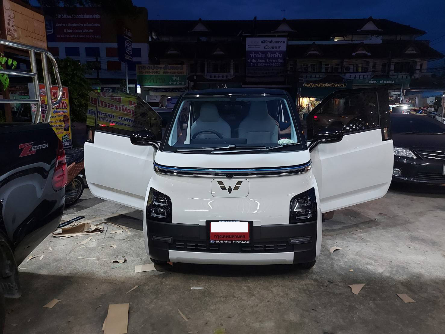 พรมปูพื้นรถยนต์ Wuling Air EV ปูกระดุมเล็กสีดำขอบดำ
