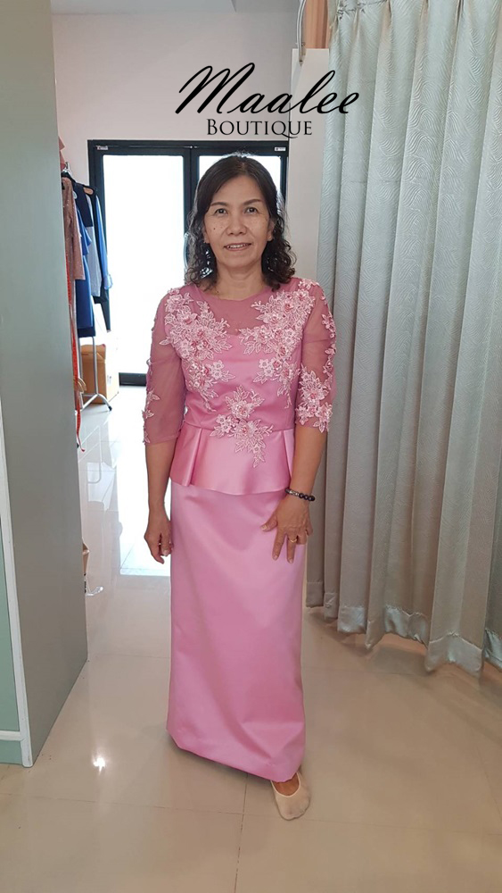 พร้อมเช่า ชุดเดรส แม่เจ้าสาวลูกไม้ สีชมพูกลีบบัว แต่งระบายสวย