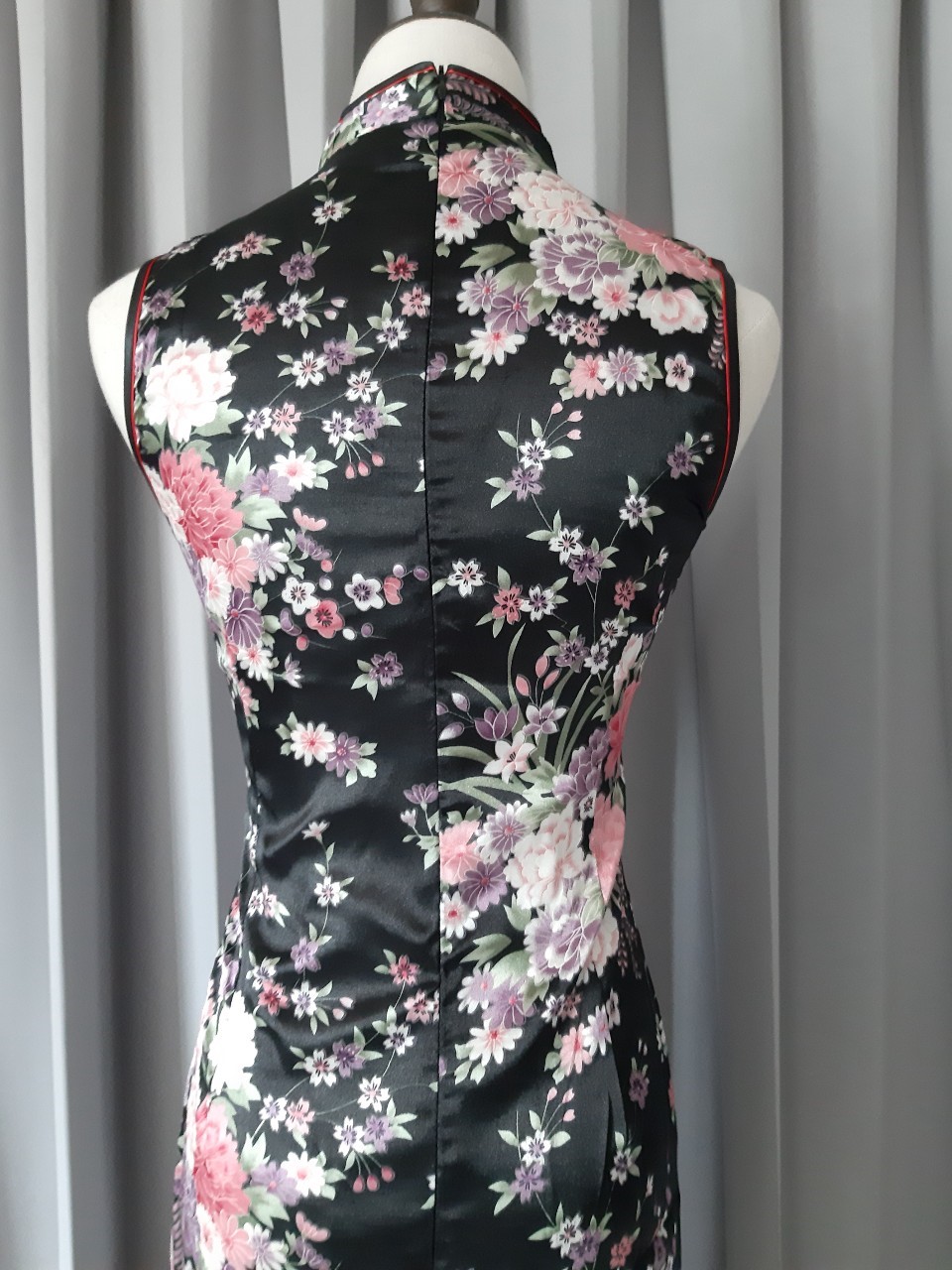 Pre-order กี่เพ้า ผ้าแพร สีดำ พิมพ์ลายดอกไม้ ตัดเย็บอย่างดี