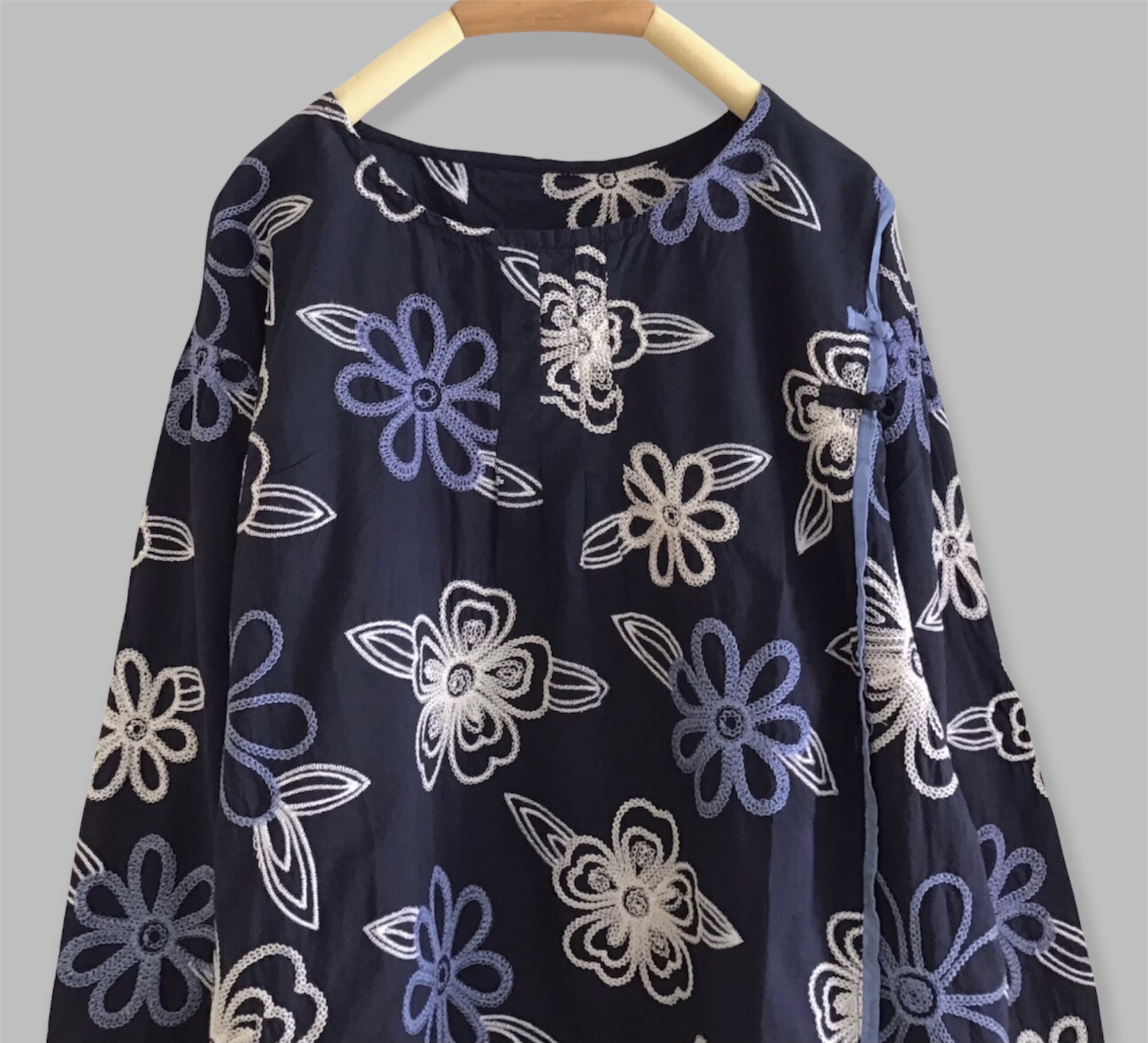 เสื้อผ้าฝ้ายลายปักดอกไม้