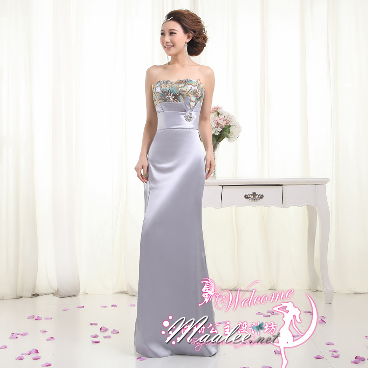 พร้อมเช่า ชุดราตรียาว สีเงิน เกาะอกลูกไม้ปัก ทรงหางปลา ผ้าซาติน