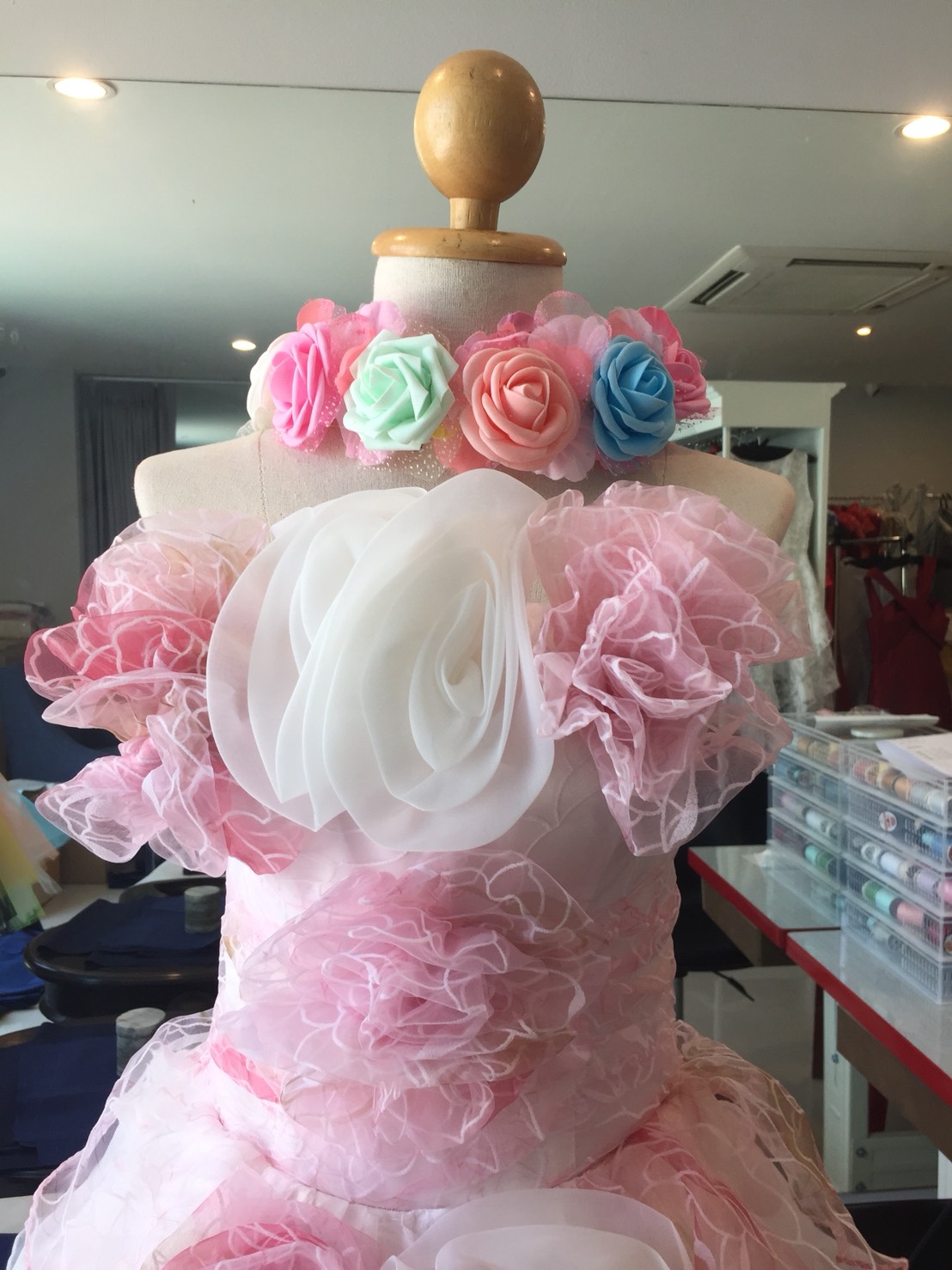 พร้อมเช่า ชุดแฟนซี เช่า 500 ชุดราตรีสั้น เกาะอก สีกุหลาบแต่งดอกไม้สามมิติ พองฟูน่ารักมาก