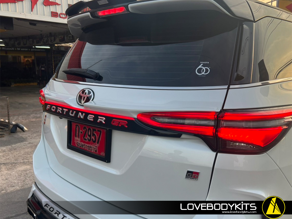 คาดเอวพร้อมไฟ LED : FORTUNER 2022 GR SPORT