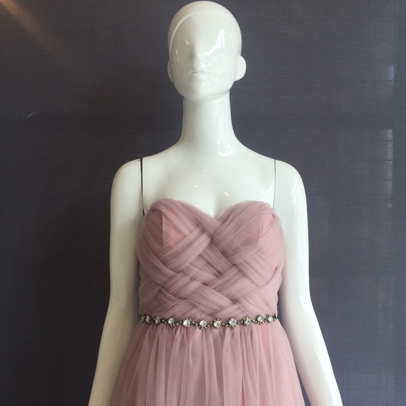 พร้อมเช่า ชุดราตรียาว เกาะอกผ้าตาข่าย ทรงเจ้าหญิงน่ารักมาก (เชือกผูกหลัง)