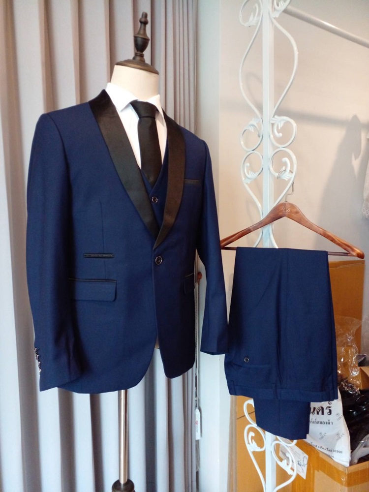 พร้อมเช่า ชุดสูททักซิโด้ สีกรมท่า ปกกล้วย (พร้อมเสื้อกั๊ก) Tuxedo Suit with Shawl Collars