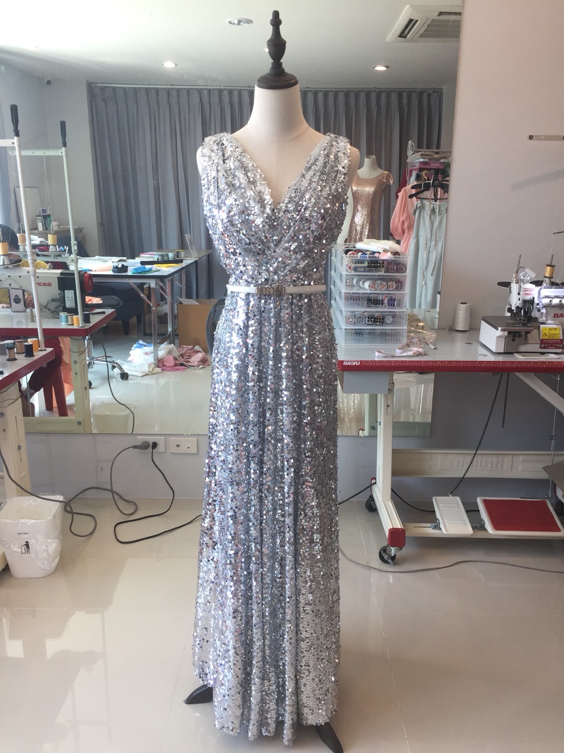 พร้อมเช่า ชุดราตรียาว แขนกุด ปักเลื่อมทั้งชุด มาพร้อมเข็มขัด ใส่ออกงานกลางคืน เด่นมาก สีเงิน