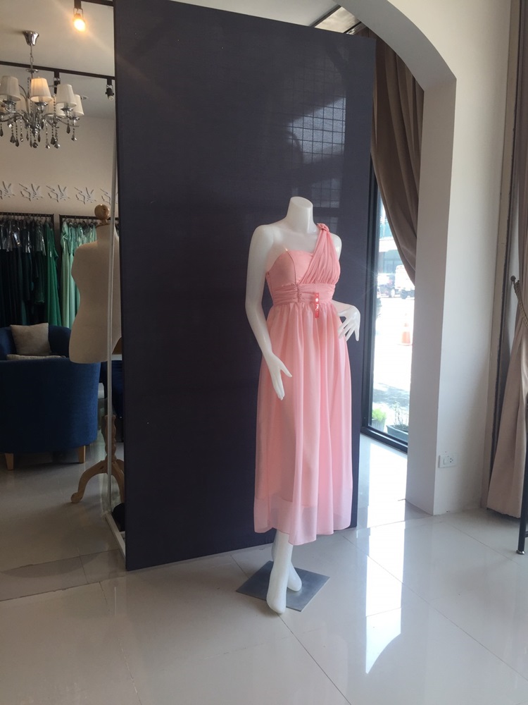 พร้อมส่ง ชุดเดรสยาว เกาะอก ไหล่เดียว จับสม๊อกด้านหลัง สีชมพู