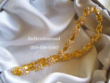 BC007===สร้อยข้อมือเพชรรูปดอกพิกุลรอบวง=== ดีไซน์น่ารักๆ เป็นรูปดอกไม้ คั่นด้วยทองที่ออกแบบเป็นปล้องๆ ดูลงตัว งานเหมือนจริงสุดๆ หรูหราพอสมควร