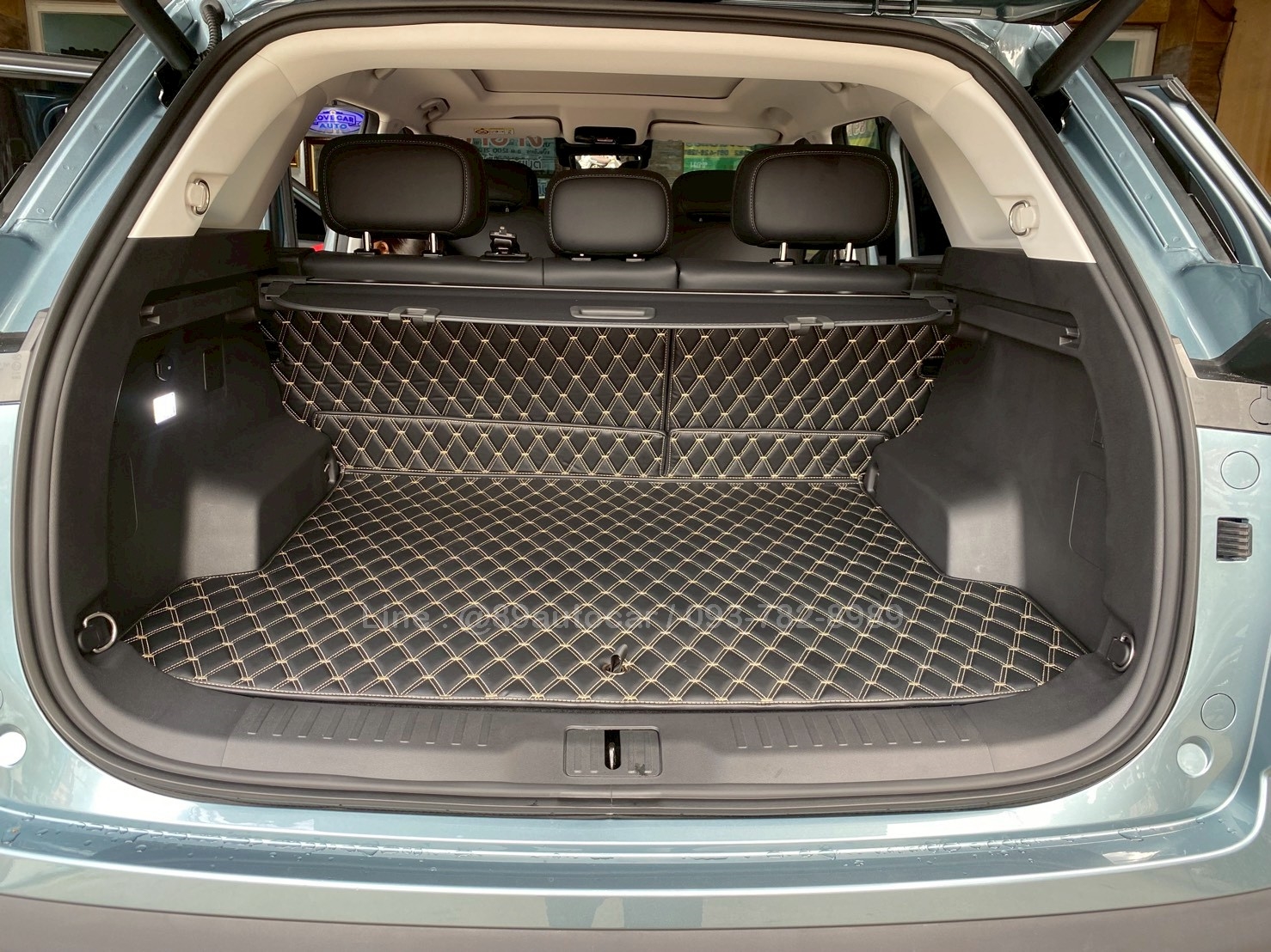 พรมปูพื้นรถยนต์ Omoda Jaecoo7 PHEV (โอโมด้า เจคลู 7) ปูพรมVVIP สีดำด้ายทอง เต็มคัน