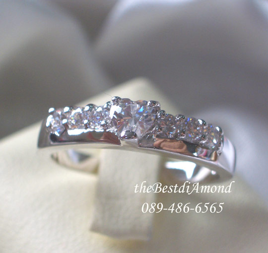 BR938RD+++แหวนแถวเพชรข้างแบบมีหัวใจตรงกลาง+++แบบเรียบ เก๋ ดีไซน์วางเพชรริมๆ พร้อมเพชรหัวใจอยู่ตรงกลาง ใส่สวยทุกนิ้วเลยค่ะ แหวนเรียบร้อยมาก