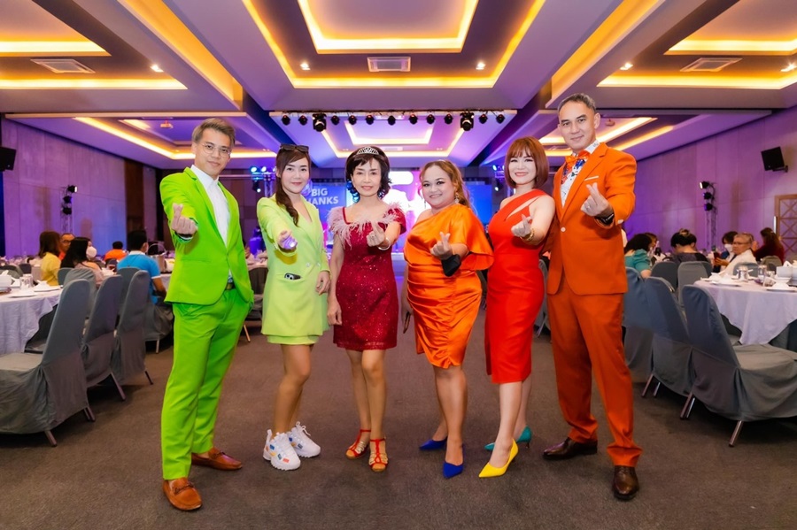 พร้อมเช่า ชุดสูทชาย สูทสีชมพูอมส้ม Coral Pink (ไม่มีเสื้อกั๊ก)