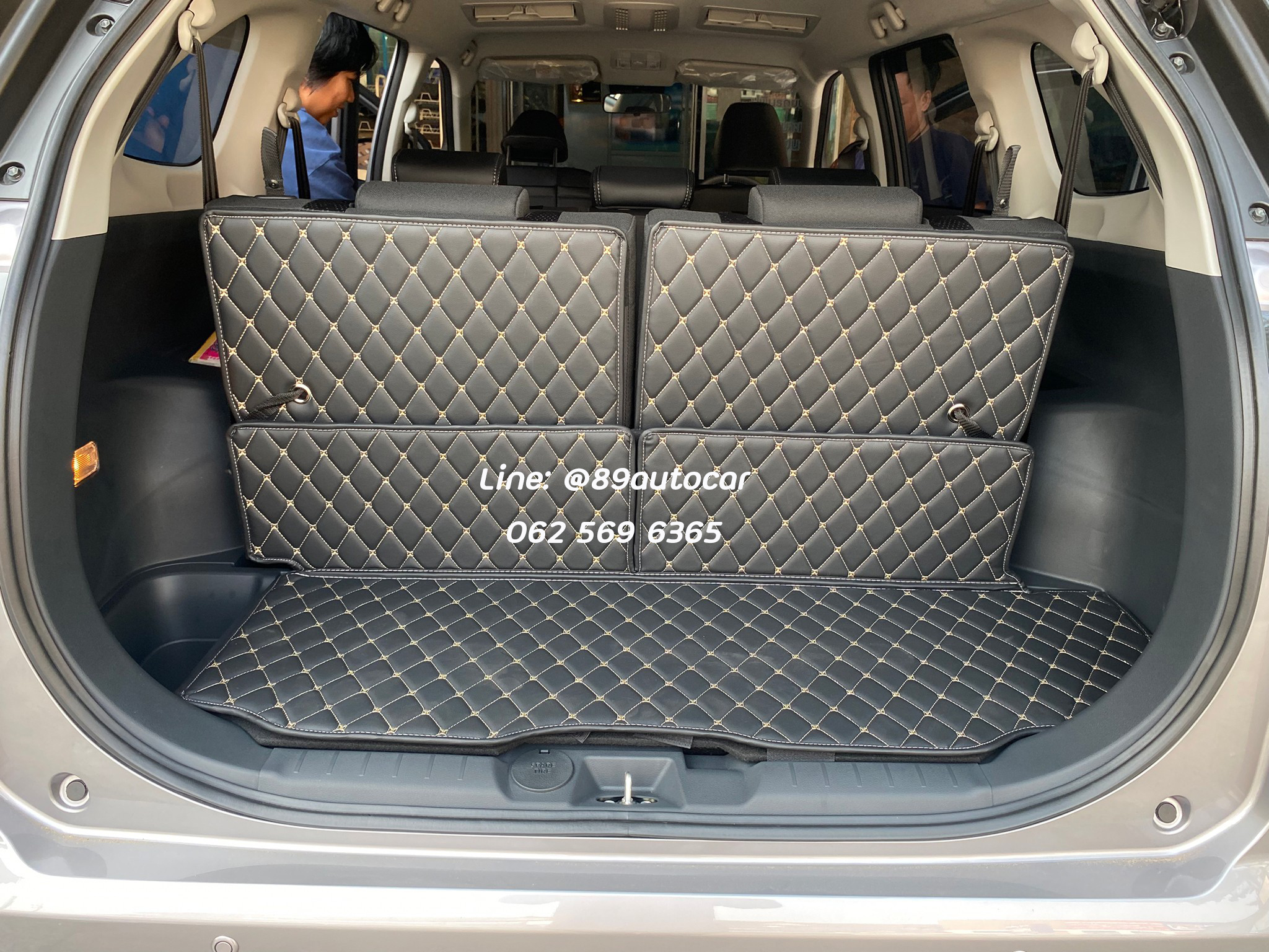 พรมปูพื้นรถยนต์ Toyota Veloz ปูพรม7D สีดำด้ายทอง เสริมด้วยพรมดักฝุ่นสีเทา