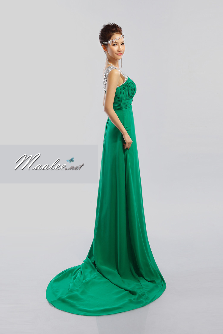 พร้อมเช่า ชุดราตรียาว สีเขียว ปักเลื่อมช่วงอก แบบเปรี้ยวอมหวาน