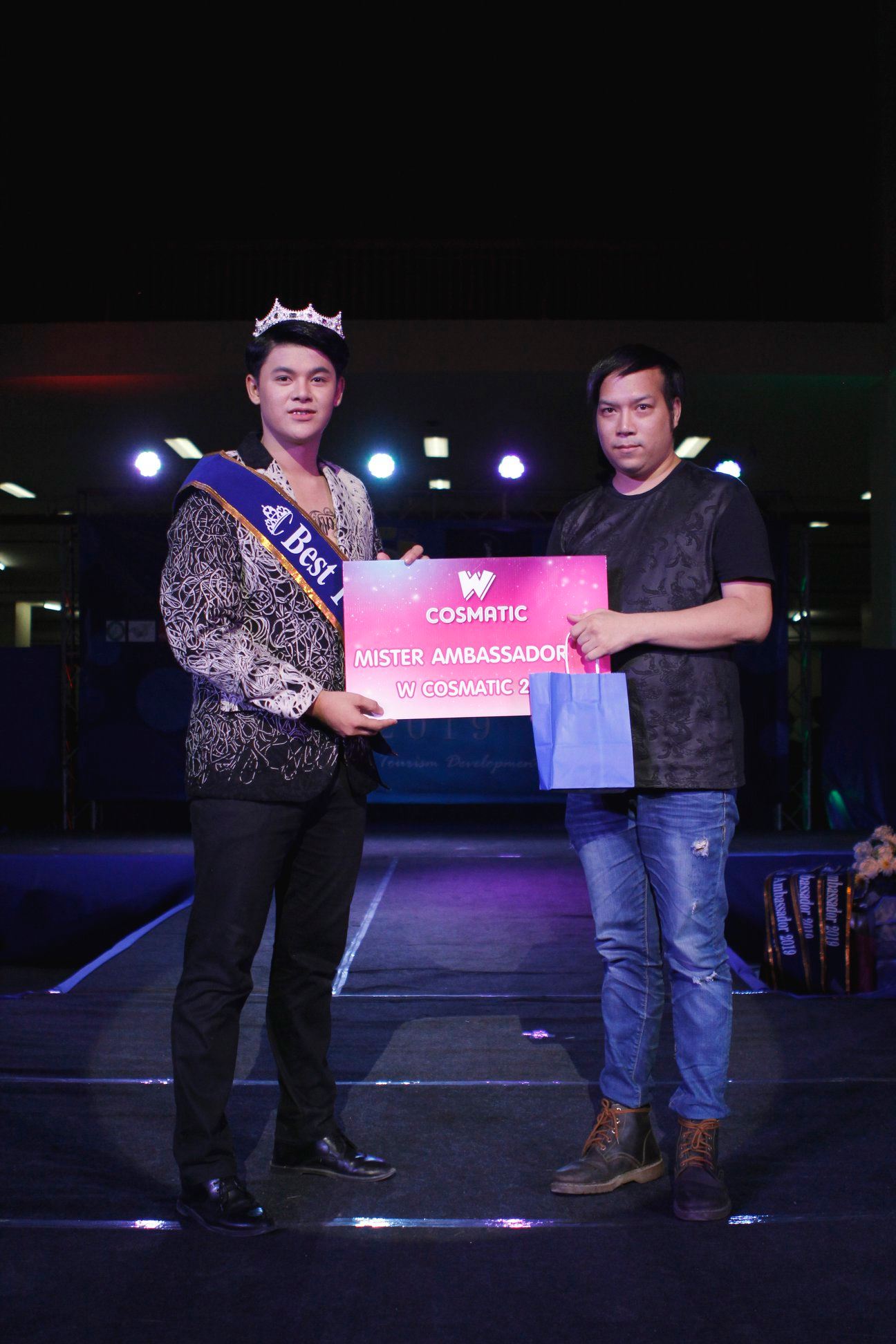 พร้อมเช่า เสื้อสูทชาย สีขาวดำ ปักลายกราฟฟิก กางเกงดำ