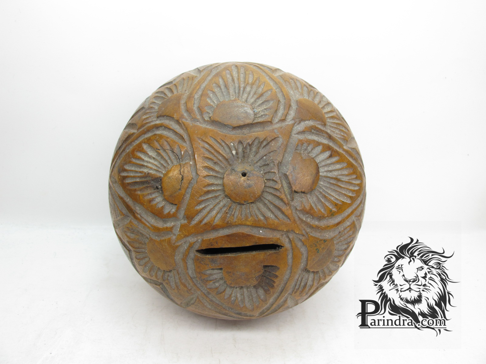 กระปุกออมสินเก่า ทำจากไม้แกะสลัก