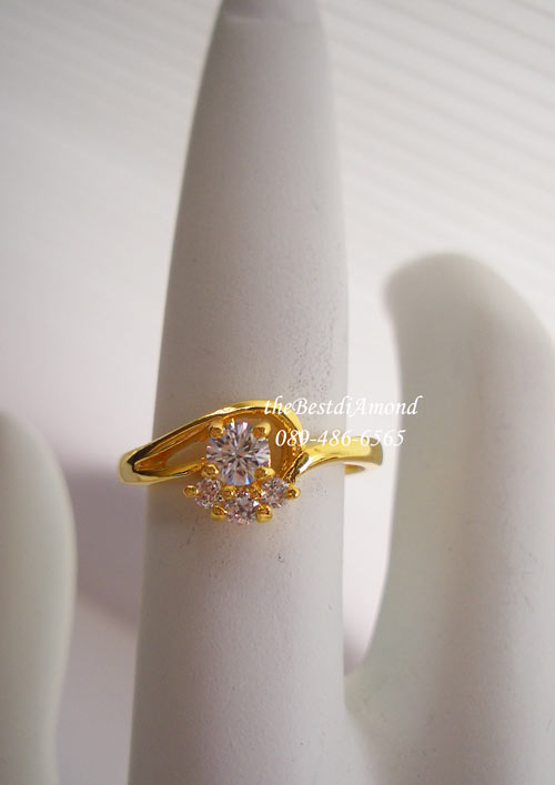 BR966+++แหวนน่ารักๆ อีกแบบค่ะ โดยก้านดีไซน์ อ่อนช้อย รับกับเพชร ที่วางได้ลงตัวเหมาะเจาะ เพชรวิ๊งๆเลยค่ะ งานน่ารักมากๆๆ ใส่ติดนิ้วได้เลย หรูหราพอควร