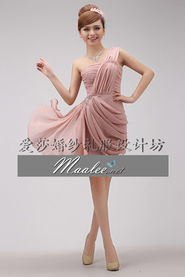 พร้อมเช่า ชุดราตรีสั้น เกาะอก ไหล่เดียว สีชมพู Nude จับเดรปทิ้งชายช่วงสะโพก