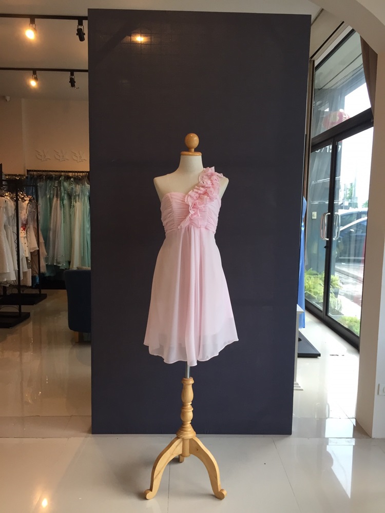 พร้อมส่ง ชุดราตรีสั้น ไหล่เดียว จับเดรปหน้าอก แต่งระบายช่วงไหล่ สีชมพู