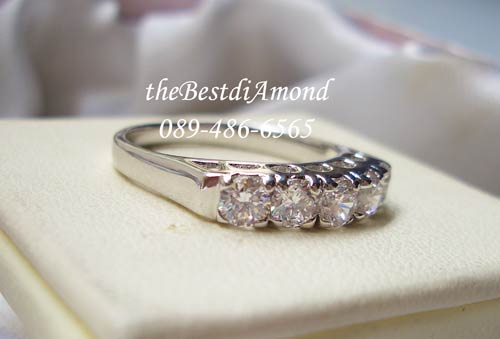 BR964RD+++แหวนแถวหนามเตย 5 เม็ด+++แหวนแถวแบบยอดนิยม ทุกยุคทุกสมัย ฝังแบบหนามเตย เป็นแหวนแถวแบบเรียบๆแต่ดูดี ขนาดเพชร 12 ตัง