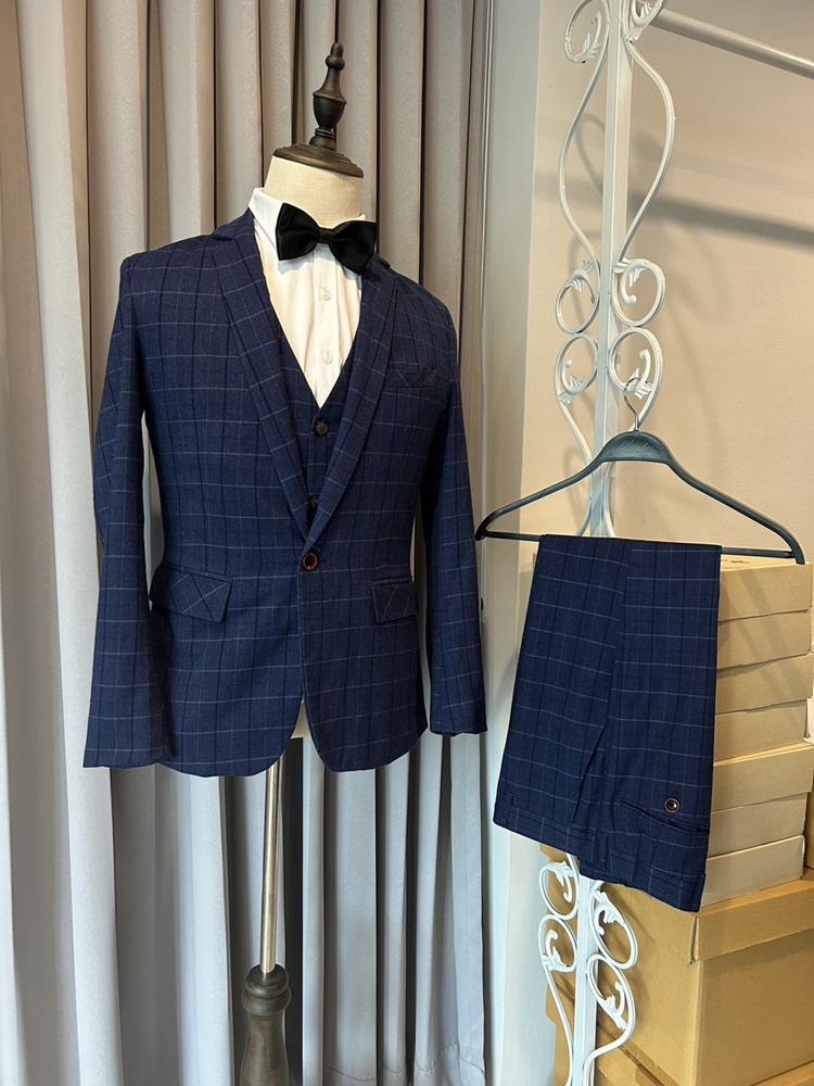 พร้อมเช่า ชุดสูทชาย สีน้ำเงิน ลายตาราง ทรงเข้ารูป สไตล์เกาหลี พร้อมเสื้อกั๊ก