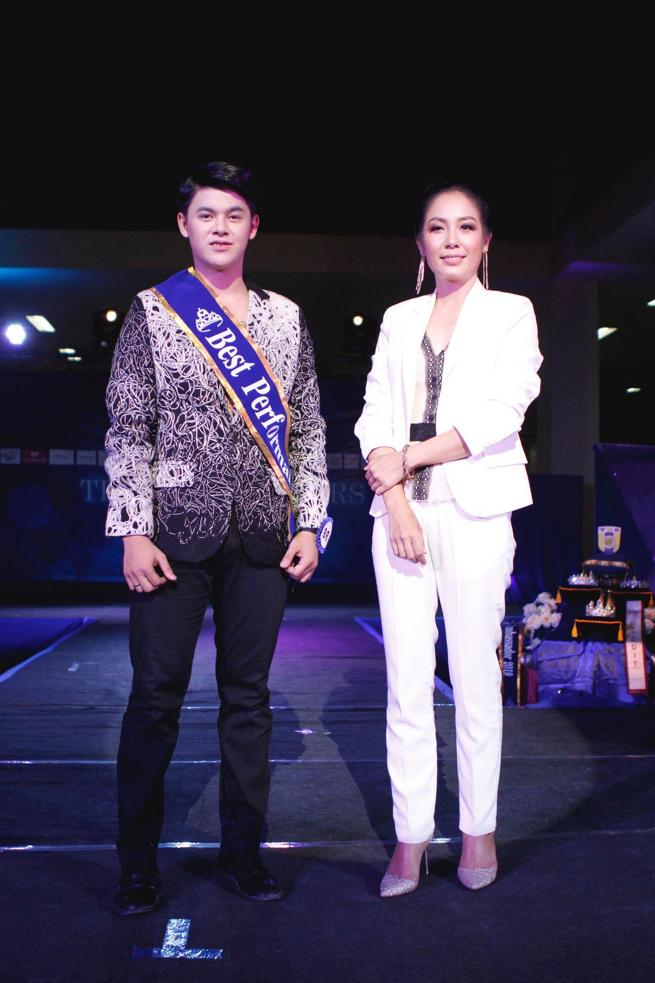 พร้อมเช่า เสื้อสูทชาย สีขาวดำ ปักลายกราฟฟิก กางเกงดำ