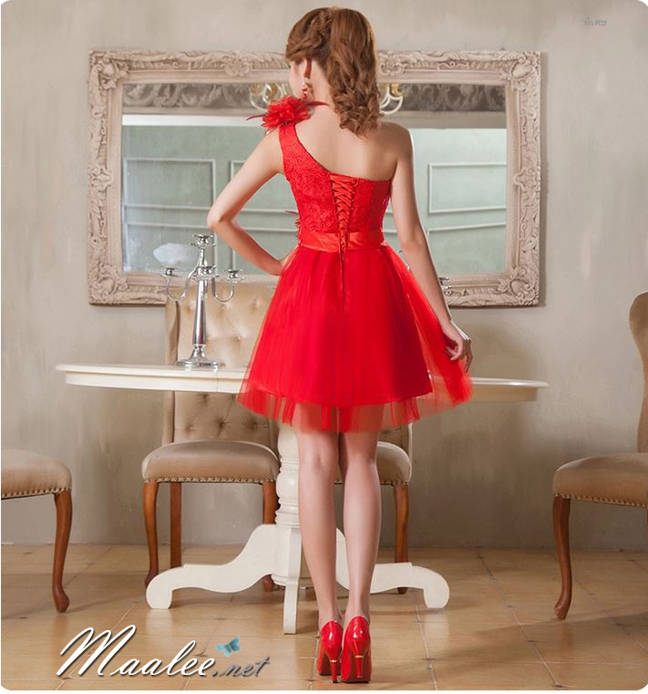 พร้อมเช่า ชุดราตรีสั้น เกาะอก ไหล่เดียว ลูกไม้ช่วงอก แต่งดอกที่ไหล่และเอว กระโปรงตาข่าย สีแดง (ด้านหลังเป็นเชือกผูก)