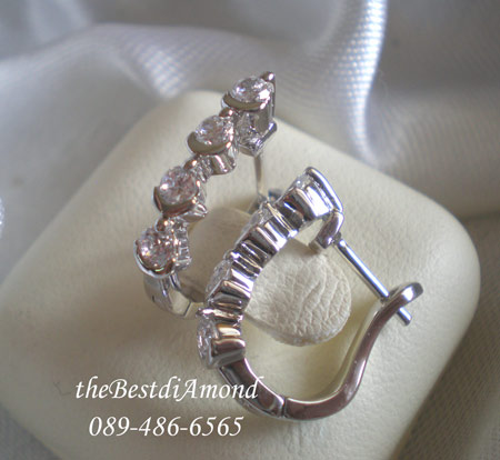 BE926RD++ต่างหูห่วงเพชร 4 เม็ด+++แบบเรียบๆแต่ดูดี ไม่มี out แบบยอดนิยมเป็นต่างหุแถว เพชรแวววาว ไม่เล็กไม่ใหญ่เกินไป