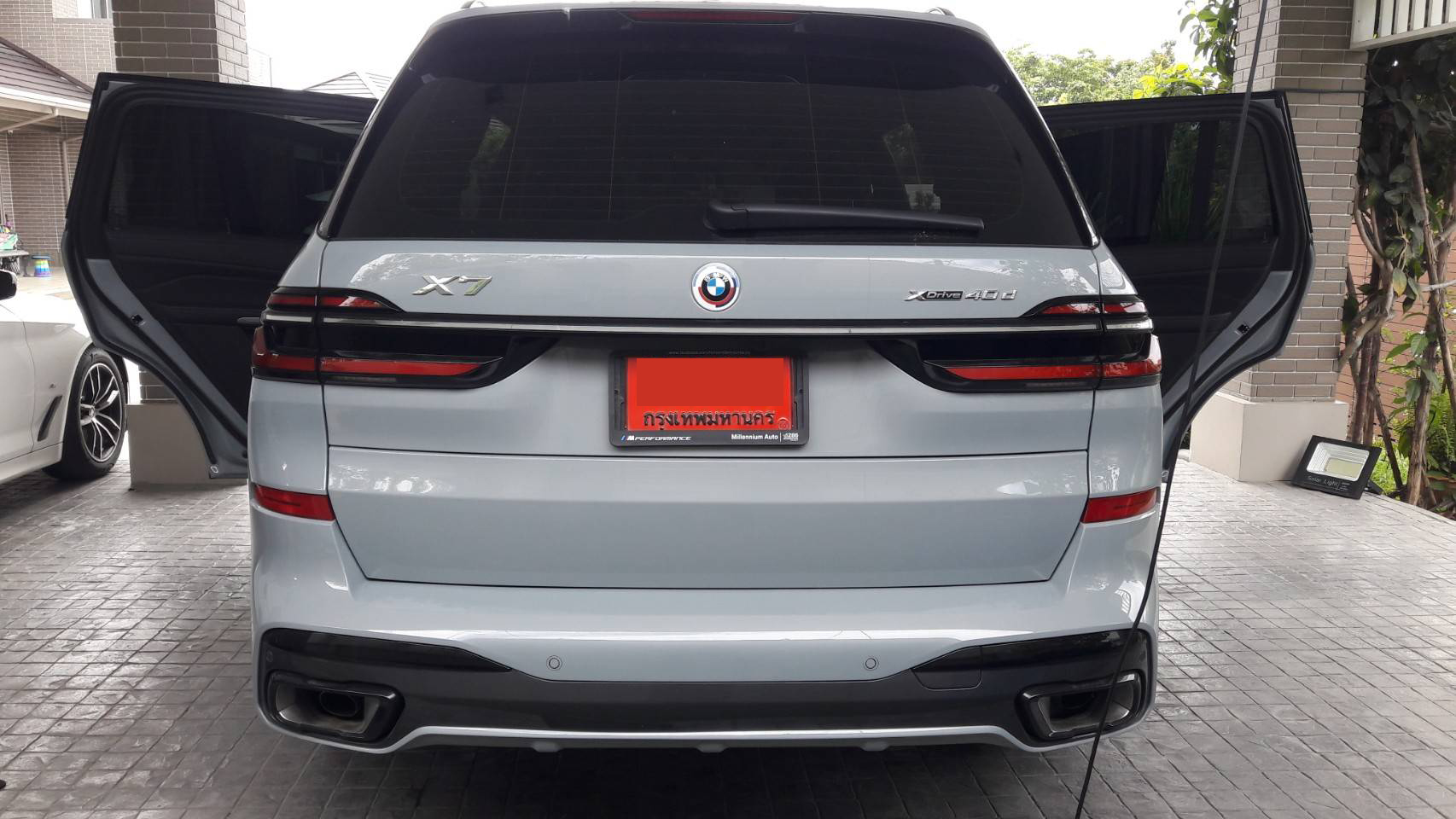 พรมรถยนต์ BMW X7 LCI 2023 ปูพรมvvip สีดำด้ายทอง เต็มคัน