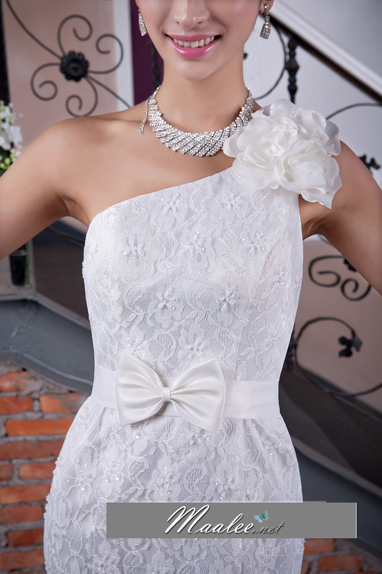 พร้อมส่ง ชุดราตรียาว ทรงหางปลา ผ้าลูกไม้ ไหล่เดียว สีขาว แต่งดอกไม้ช่วงไหล่