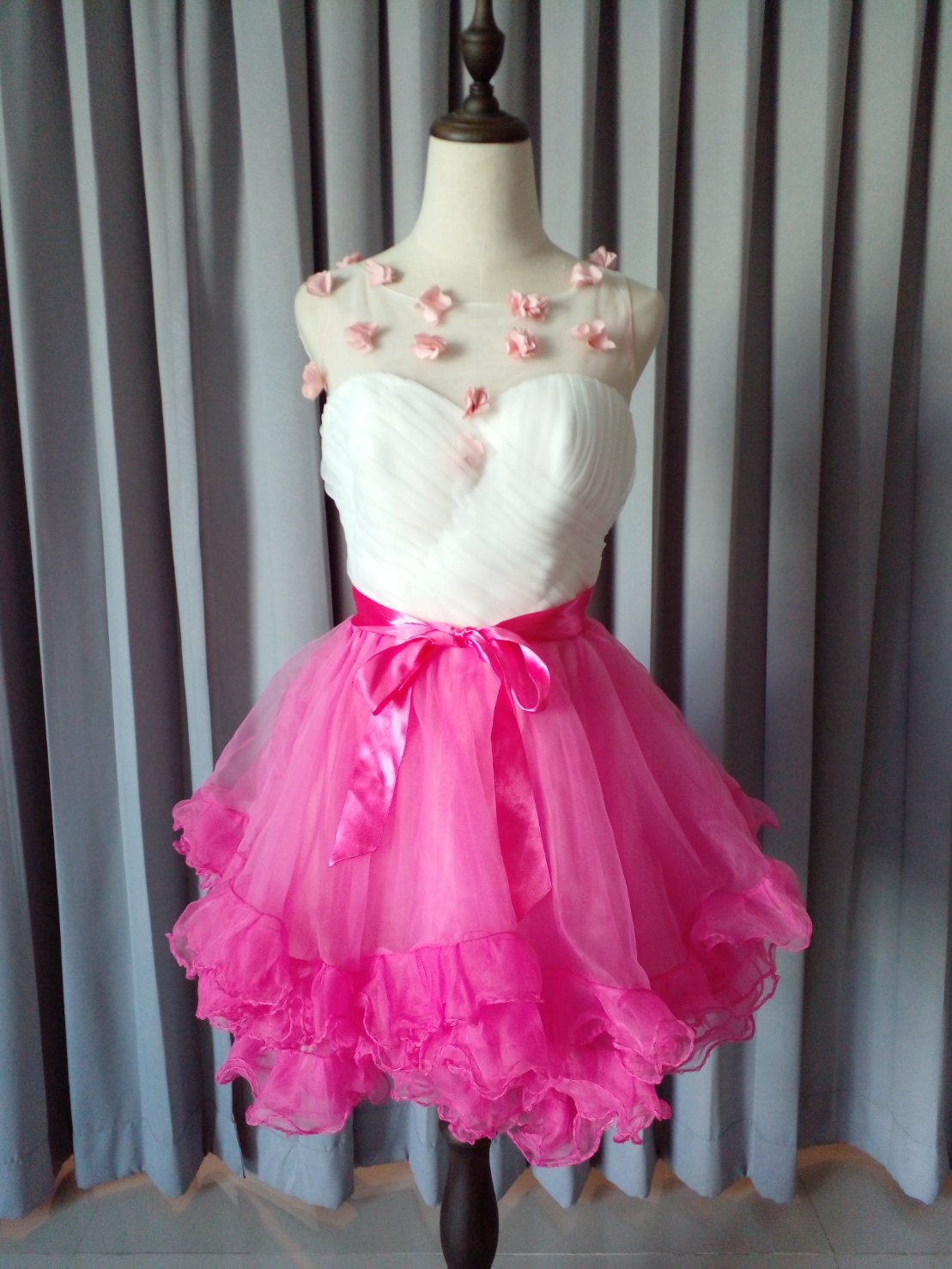 พร้อมเช่า ชุดแฟนซี ชุดราตรีสั้น กระโปรงผ้าแก้วย้วยพองฟู น่ารักมาก แต่งดอกไม้ช่วงอก สีชมพู