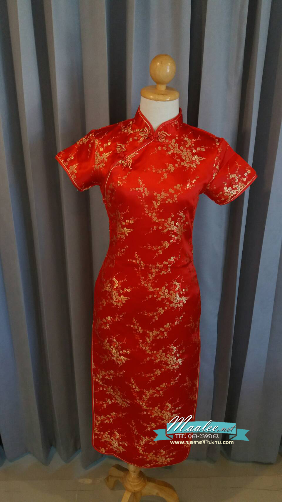 พร้อมส่ง กี่เพ้า สีแดง ลายดอกบ๊วย Cherry Blossom ผ้าไหมจีน กุ๊นขอบ ตัดเย็บอย่างดี (M,2XL,6XL)