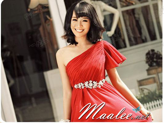 พร้อมส่ง ชุดราตรียาว สีแดง ไหล่เดียว แขนย้วย ผ้าอัดพลีทสวย แต่งเลื่อมช่วงเอว