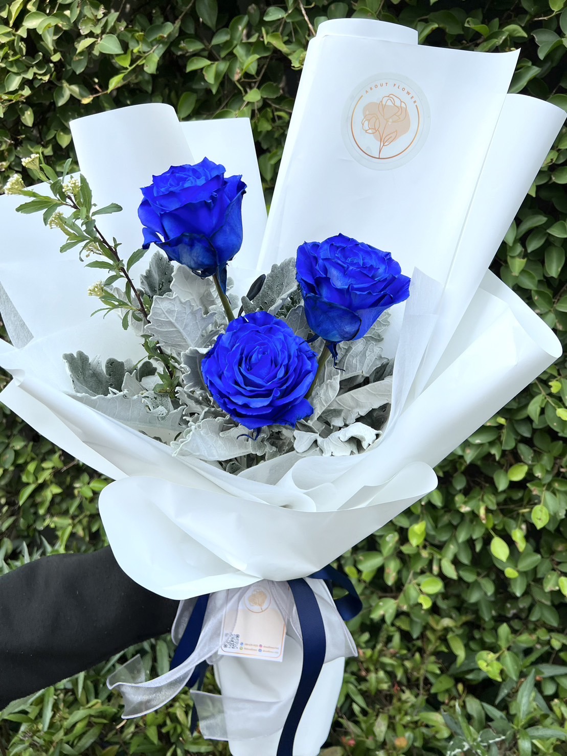 Flower Bouquet ช่อดอกกุหลาบเอกวาดอร์ นำเข้า คัด Size ช่อ 3 ดอก สีน้ำเงิน พร้อมตกแต่ง มี 3 สี Red Explorer/Pink Floyd/Blue Rose สามารถเปลี่ยนสีได้