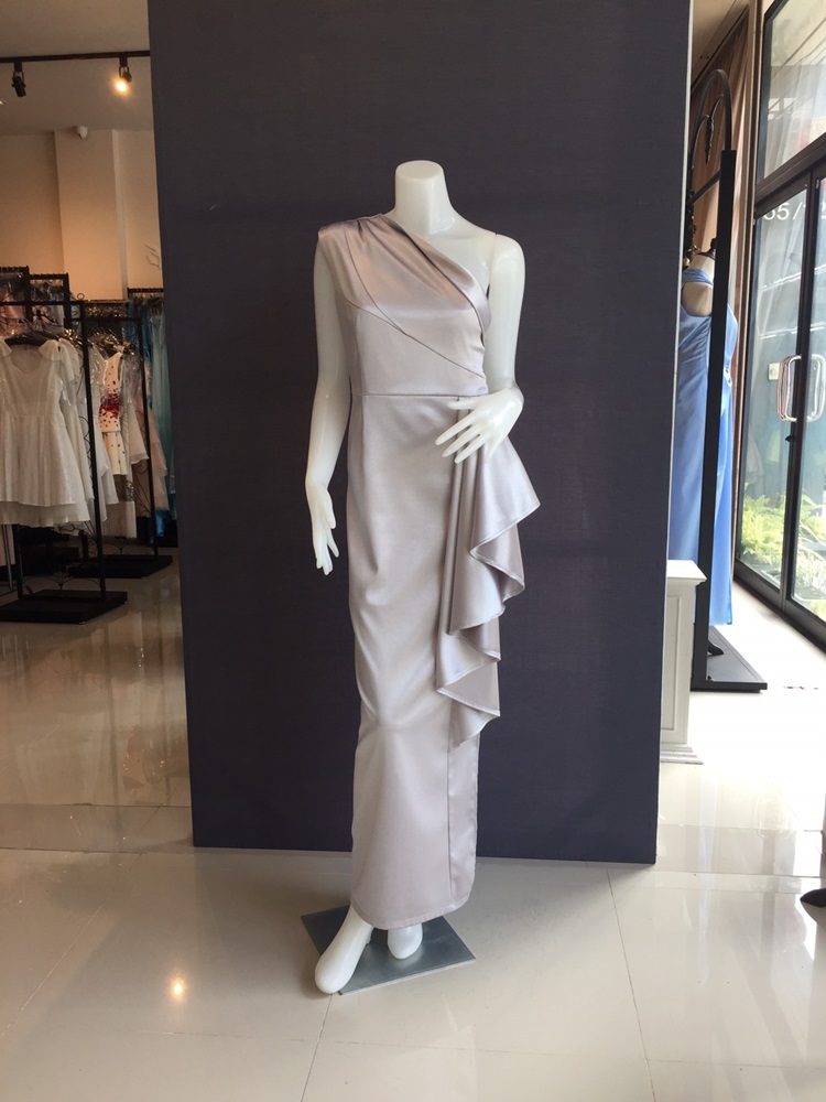 พร้อมเช่า ชุดเดรส เดรสไหล่เดียว ผ้าดัชเชส แพทเทิร์นเนียบ แต่งระบายสะโพก สีเทา