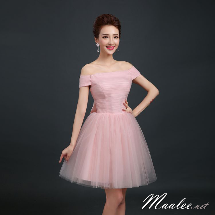 พร้อมเช่า ชุดราตรีสั้น แบบปาดไหล่ สีชมพู Nude ผ้าโปร่ง อกจับจีบตีเกล็ด แบบเรียบหรู พร้อมโบว์ (เชือกผูกหลัง)