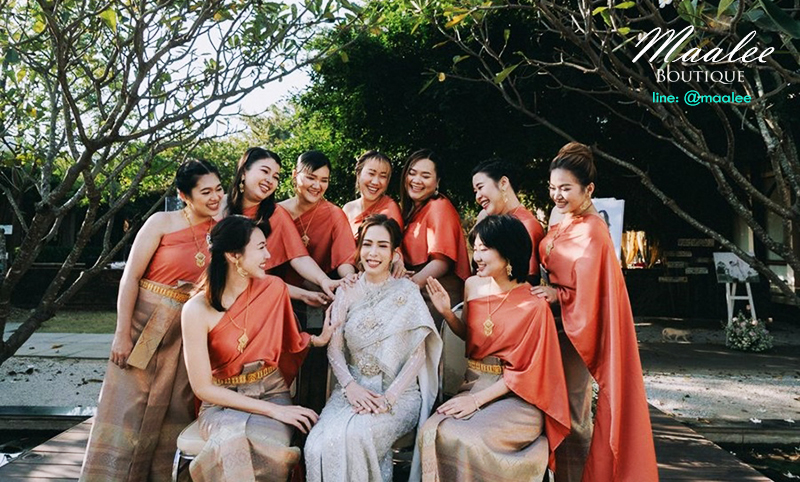 เช่า ชุดไทย ชุดเพื่อนเจ้าสาว ชุดไทยผ้าสีเทาส้มทอง สไบสีส้มอิฐ