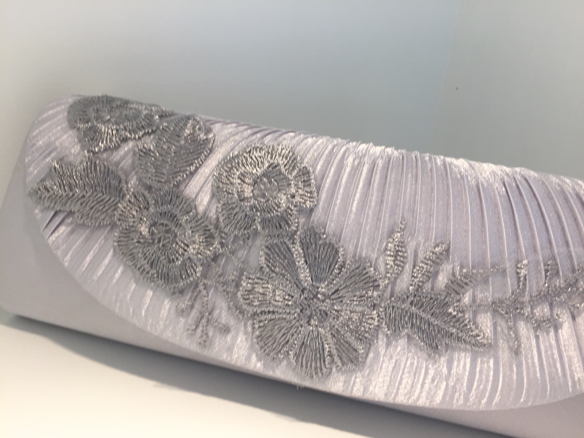 พร้อมส่ง Evening Clutch กระเป๋าออกงาน สีเทา แต่งดอกไม้