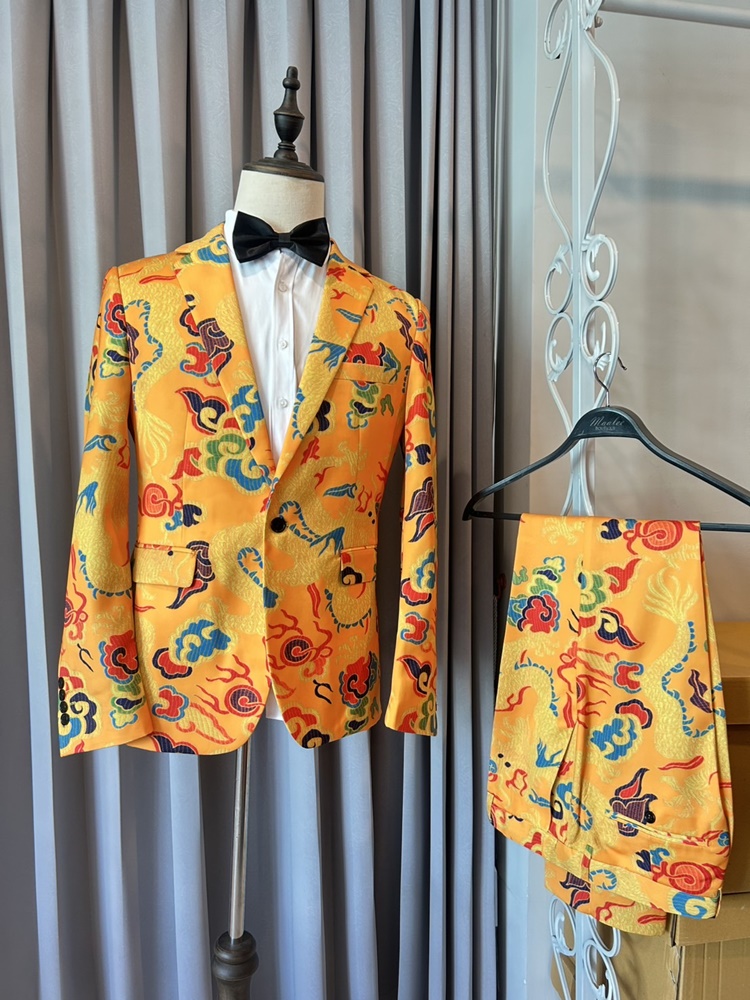 พร้อมเช่า ชุดสูทจีนชาย สีเหลืองทอง พิมพ์ลายกราฟฟิก สไตล์จีน *ไม่มีเสื้อกั๊ก*