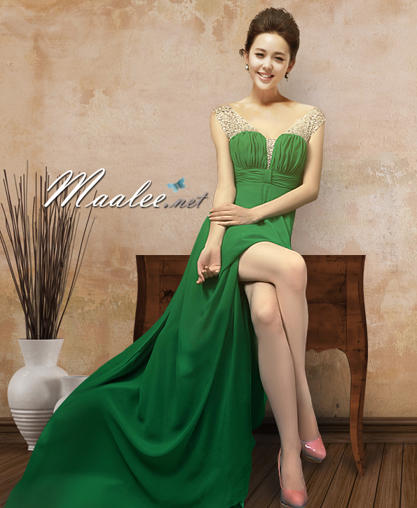 พร้อมเช่า ชุดราตรียาว สีเขียว ปักเลื่อมช่วงอก แบบเปรี้ยวอมหวาน