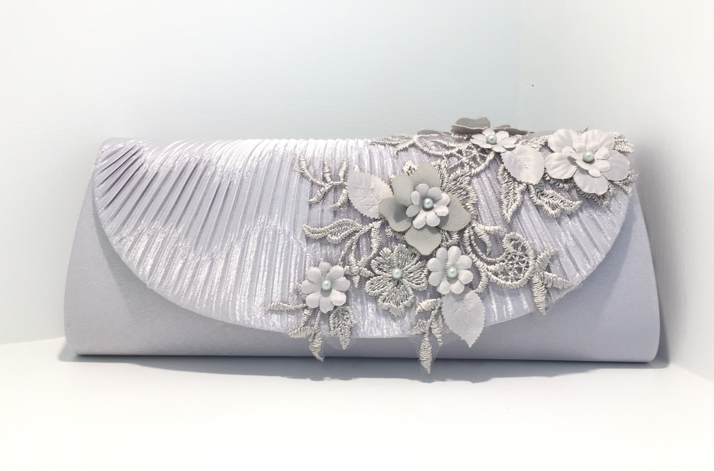 พร้อมส่ง Evening Clutch กระเป๋าออกงาน สีเทา แต่งผ้าลูกไม้ เรียบหรู