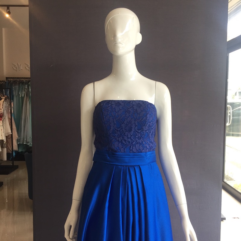 พร้อมเช่า ชุดราตรียาว เกาะอกลูกไม้ ทรงเรียบหรูเนื้อผ้าซาติน แต่งกระเป๋าเก๋ๆ สำเนา